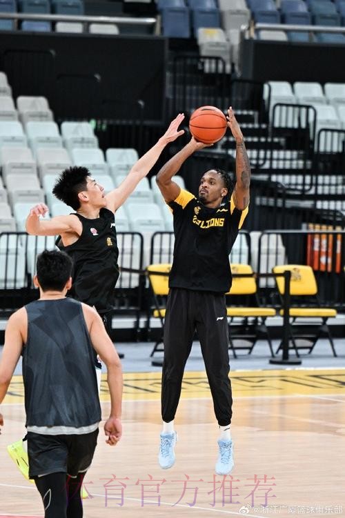 广厦官方分享球队训练图集：布朗和未跟队年轻球员训练结束